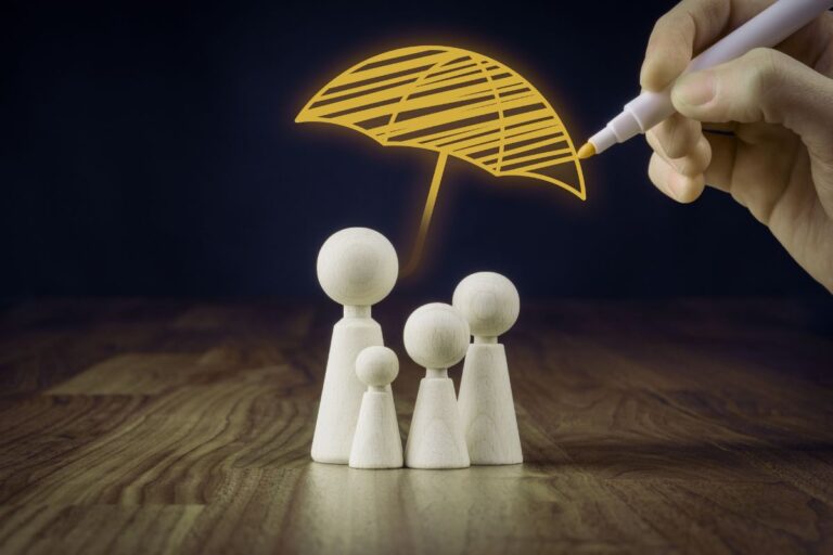 Familie unter einem gezeichneten Regenschirm