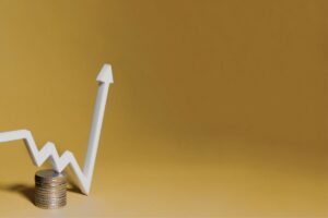 Wachstumskurve mit Münzen im Hintergrund