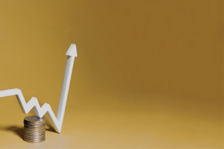 Wachstumskurve mit Münzen im Hintergrund