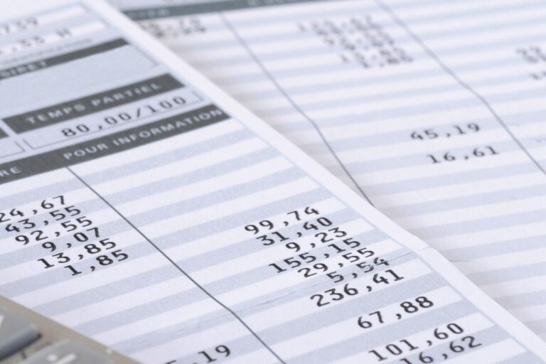 Lohnabrechnung mit Zahlen und Daten